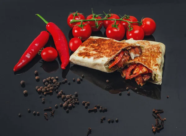 Shawarma Mit Hühnerfleisch Auf Schwarzem Hintergrund Großaufnahme Geschnitten Käse Paprika — Stockfoto