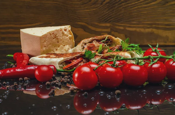 Composition Shawarma Poivron Rouge Tomates Cerises Chou Fromage Sur Fond — Photo