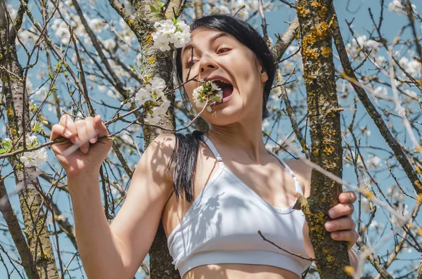 Vegan Fille Essaie Manger Des Fleurs Sur Arbre Fleurs — Photo