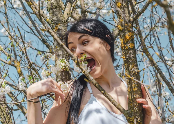 Menina Vegan Está Tentando Comer Flores Uma Árvore Floração — Fotografia de Stock