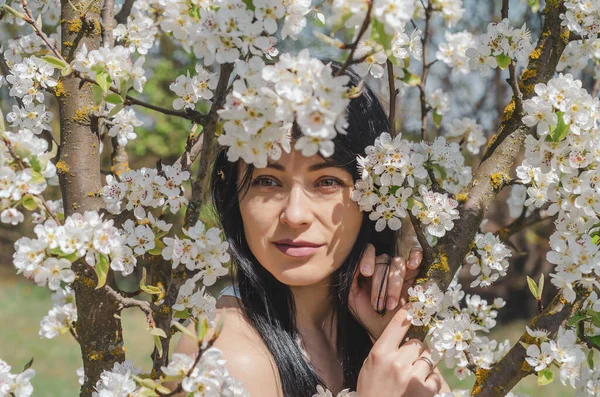 Portré Egy Gyönyörű Barna Lány Fehér Virágok Virágzó Körtefa Tavasz — Stock Fotó