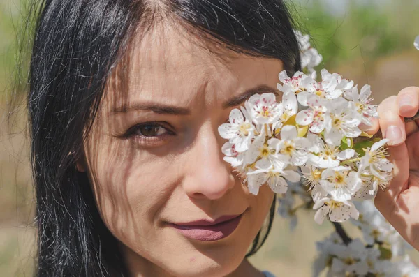 Portrait Une Belle Fille Brune Fleurs Blanches Fleurissant Poirier Printemps — Photo