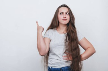 Güzel şişman kız parmağını kaldırdı..