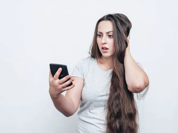 Удивлённая Девушка Длинными Волосами Смотрит Калькулятор Руке — стоковое фото