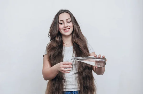 Длинноволосая Девушка Наливает Воду Бутылки Стекло — стоковое фото