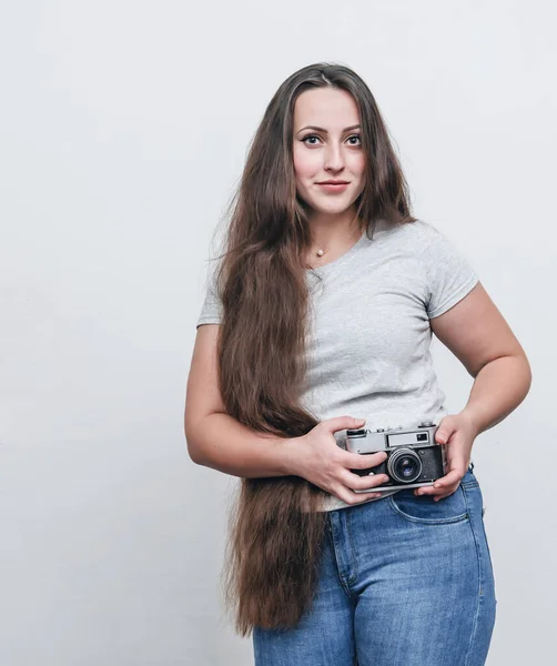Uzun Saçlı Kilolu Bir Kız Elinde Kamera Tutuyor — Stok fotoğraf
