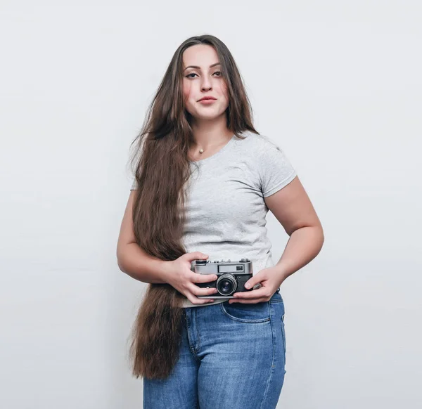 Μακριά Μαλλιά Υπέρβαρο Κορίτσι Κρατά Φωτογραφική Μηχανή Φιλμ Στα Χέρια — Φωτογραφία Αρχείου