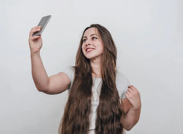 Jolie Fille Prenant Selfie Sur Caméra Téléphone Portable — Photo