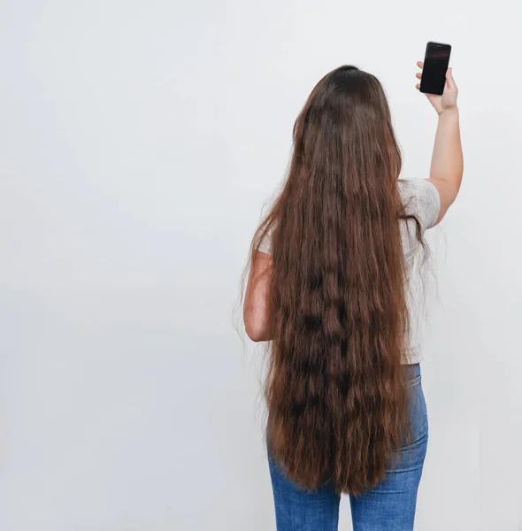 Girl Long Beautiful Hair Takes Selfie Turned Her Back Camera — Stock Photo, Image