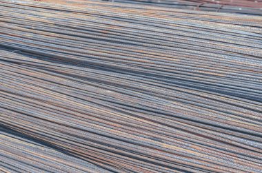 Yığınlar halinde katlanmış metal bina takviyesi.