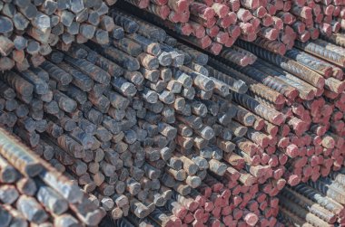 İnşaat alanında katlanmış metal bina takviyesi, inşaata hazır, son görüntü