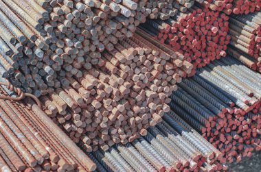 İnşaat alanında katlanmış metal bina takviyesi, inşaata hazır, son görüntü