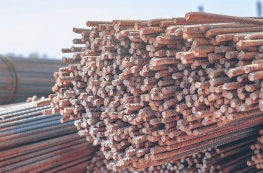 İnşaat alanında katlanmış metal bina takviyesi, inşaata hazır, son görüntü