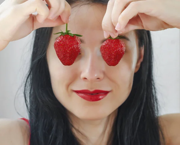 Chica Pelo Negro Sosteniendo Fresas Cerca Los Ojos Sonrisa Concepto — Foto de Stock