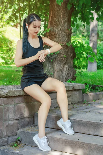 Athletic Girl Shorts Shirt Sitting Stone Stairs Looking Fitness Smart — Stock Photo, Image