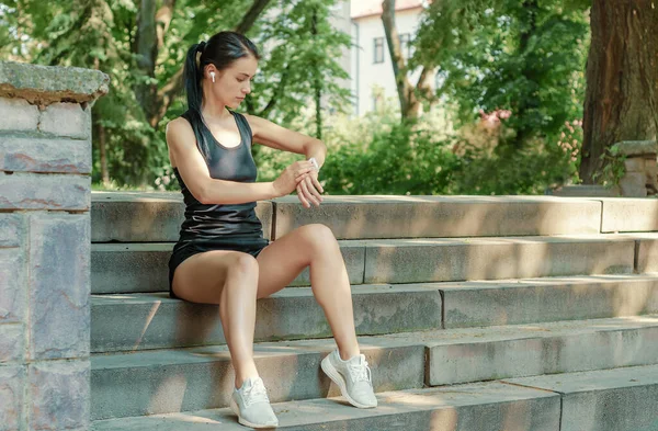 Chica Fitness Descansando Escalera Piedra Comprueba Salud Reloj Inteligente Concepto — Foto de Stock