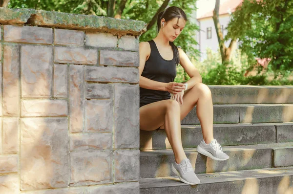 Chica Fitness Descansando Escalera Piedra Comprueba Salud Reloj Inteligente Concepto — Foto de Stock