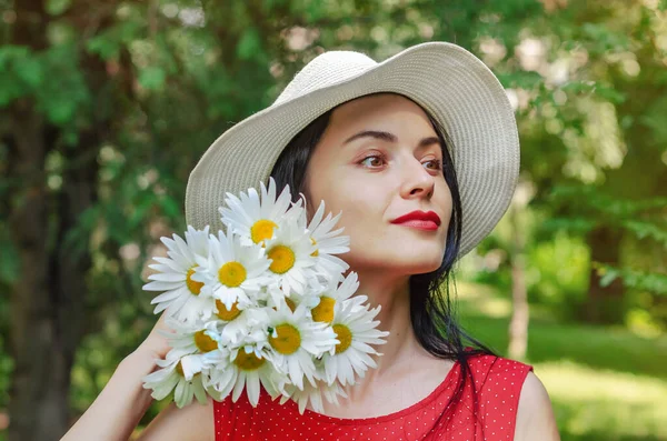 Niza Chica Sombrero Blanco Mira Lado Sostiene Margaritas Hombro —  Fotos de Stock