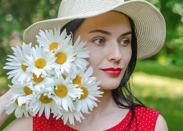 Belle Fille Chapeau Blanc Regarde Sur Côté Tient Des Marguerites — Photo