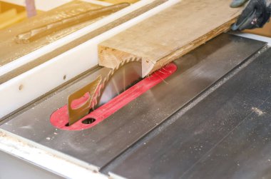 Marangoz tahta tahtayı dairesel testere ile keser..