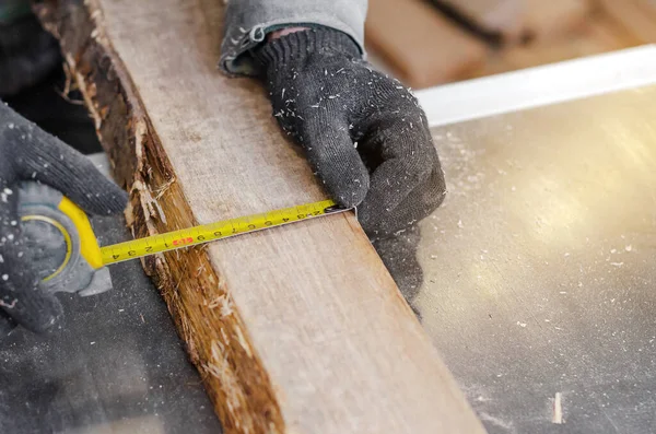 Плотник Измеряет Ширину Деревянной Доски Помощью Эластичной Ленты — стоковое фото