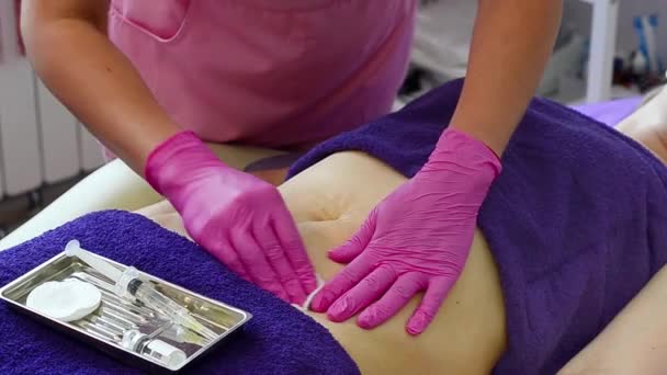 Cosmétologue Fait Une Injection Avec Une Seringue Dans Abdomen Patient — Video