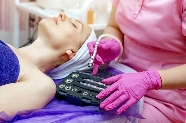 Beautician Förbereder Sig För Proceduren Med Lyft Skönhetssalong Klient Kvinna — Stockfoto