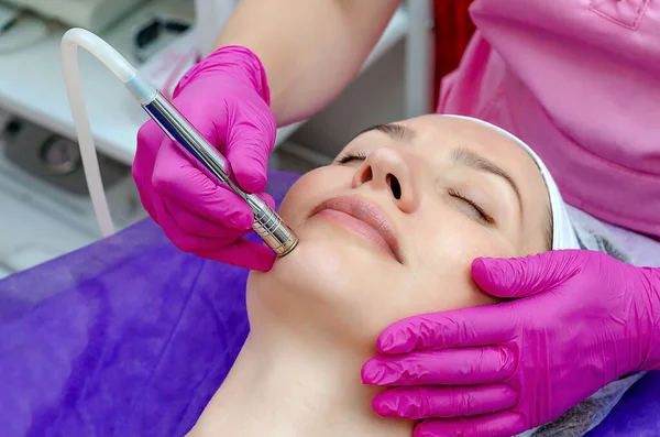 Händer Kosmetolog Utför Lyft Förfarande Kvinnlig Klient Ansikte Skönhetssalong — Stockfoto