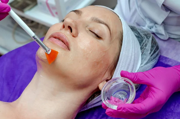 Médico Cosmetólogo Aplica Gel Cara Del Paciente Con Cepillo Salón — Foto de Stock