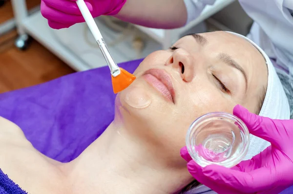 Beautician Applicerar Gelkräm Ansiktet Kvinnliga Patienter Skönhetssalong Förberedelser För Proceduren — Stockfoto