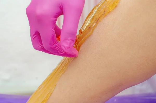 Mãos Esteticista Aplicam Pasta Açúcar Para Retirar Cabelo Pernas Menina — Fotografia de Stock