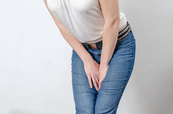 Młoda Kobieta Przycisnęła Ręce Dolnej Części Brzucha Uczucia Bólu Dyskomfortu — Zdjęcie stockowe