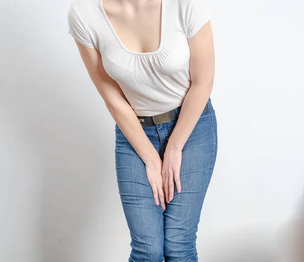 Młoda Kobieta Przycisnęła Ręce Dolnej Części Brzucha Uczucia Bólu Dyskomfortu — Zdjęcie stockowe