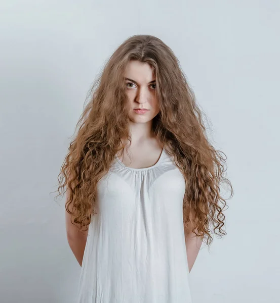 Dalgalı Kıvırcık Saçlı Kız Kameraya Bakıyor Alnının Altından Bak — Stok fotoğraf