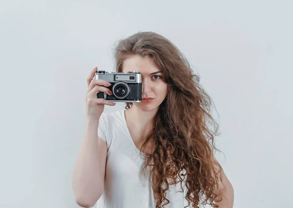 Curly Girl Takes Pictures Old Film Camera Holds Camera His — Stock Photo, Image