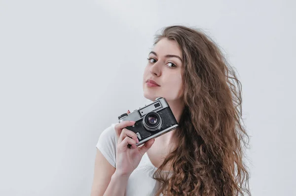 Curly Girl Tira Fotos Uma Câmera Filme Antigo Tem Uma — Fotografia de Stock