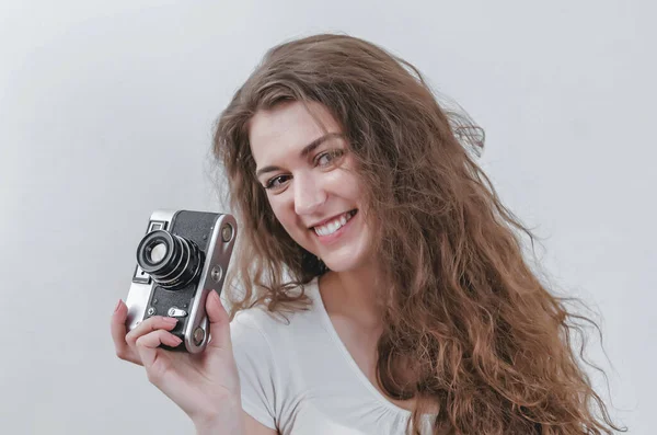 卷曲的女孩用旧胶卷相机拍照 手里拿着相机 — 图库照片