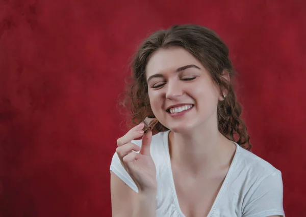 Una Chica Bonita Comiendo Chocolate Retrato Sobre Fondo Rojo Deliciosa —  Fotos de Stock