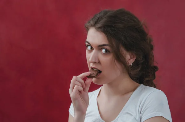 Una Chica Bonita Comiendo Chocolate Retrato Sobre Fondo Rojo Deliciosa — Foto de Stock