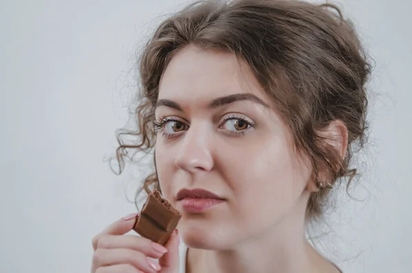 Una Chica Bonita Comiendo Chocolate Retrato Cerca Comida Deliciosa Dulces — Foto de Stock