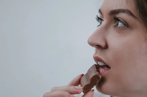 Una Chica Bonita Comiendo Chocolate Retrato Cerca Comida Deliciosa Dulces — Foto de Stock
