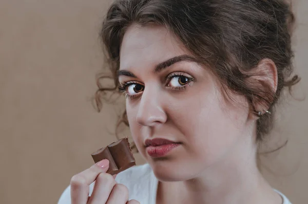 Una Chica Bonita Comiendo Chocolate Retrato Cerca Comida Deliciosa Dulces — Foto de Stock