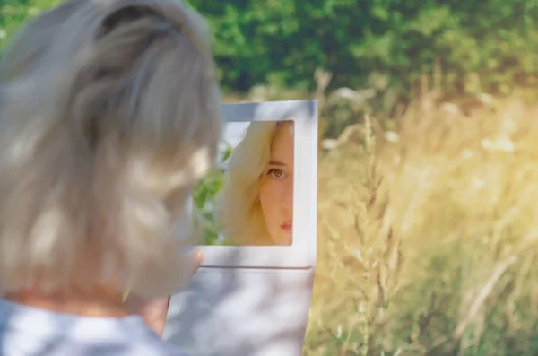 Ξανθιά Γυναίκα Που Κοιτά Στον Καθρέφτη Φύση Προβολή Από Πίσω — Φωτογραφία Αρχείου