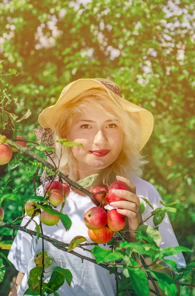Πορτρέτο Της Νεαρής Γυναίκας Ψάθινο Καπέλο Στον Κήπο — Φωτογραφία Αρχείου