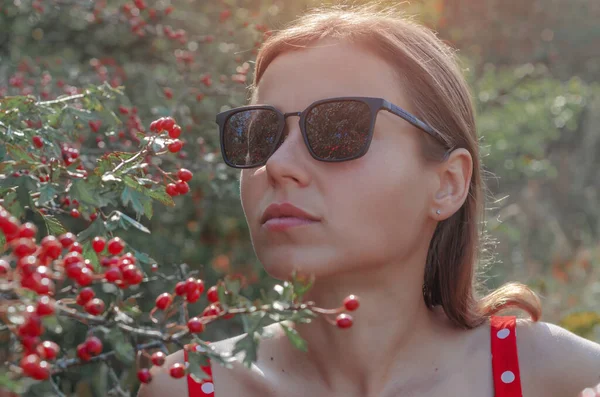 Mulher Bonita Óculos Sol Perto Arbusto Árvore Com Bagas Vermelhas — Fotografia de Stock