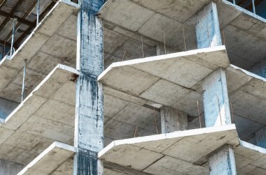 Beton apartman inşaatı. Binanın gri çerçevesi, yapısı