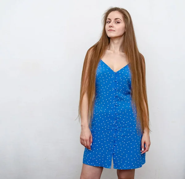 Mavi Elbiseli Genç Kız Başını Dik Tutuyor Uzun Düz Saçlar — Stok fotoğraf