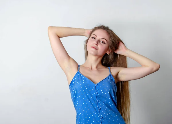 Молода Європеїстка Тримає Красиве Волосся Долонях Ній Блакитна Літня Сукня — стокове фото