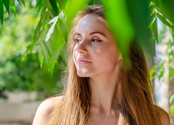 Mulher Europeia Bonita Com Cabelo Longo Está Abaixo Folhas Verdes — Fotografia de Stock