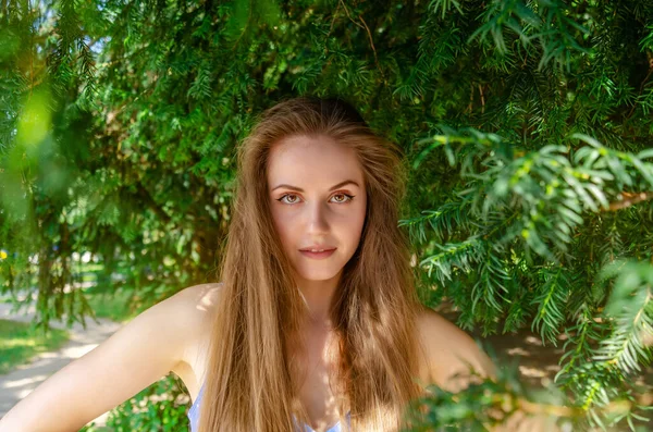 Młoda Atrakcyjna Kobieta Stojąca Pod Zielonym Drzewem Patrzy Uwodzicielsko Kamerę — Zdjęcie stockowe